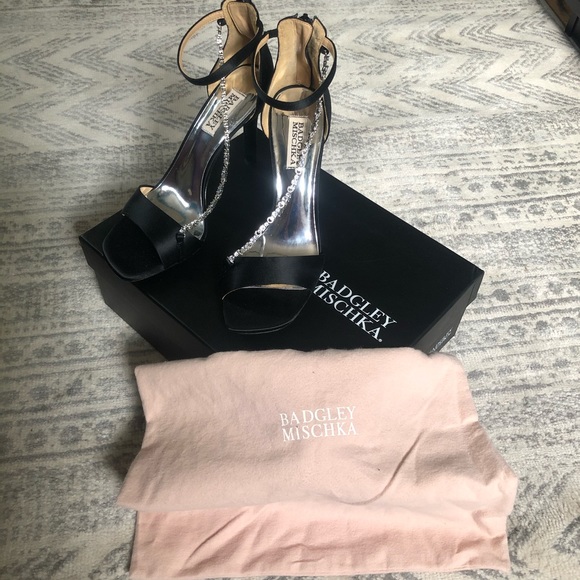 NIB Badgley Mischka Erika Crystal Cross Strap - Picture 2 of 7